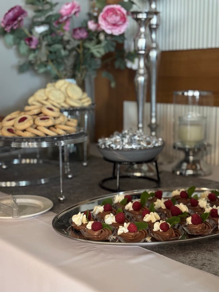 Pitopalvelun noutopöytä