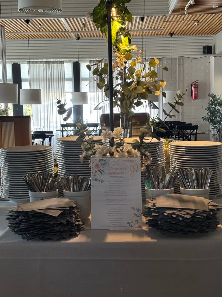 Juhlapöytä katettuna